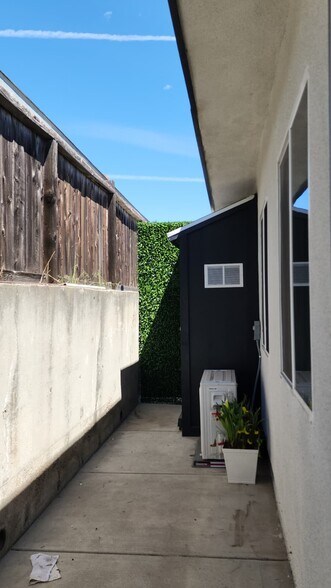 Building Photo - 1087 Monserate Ave