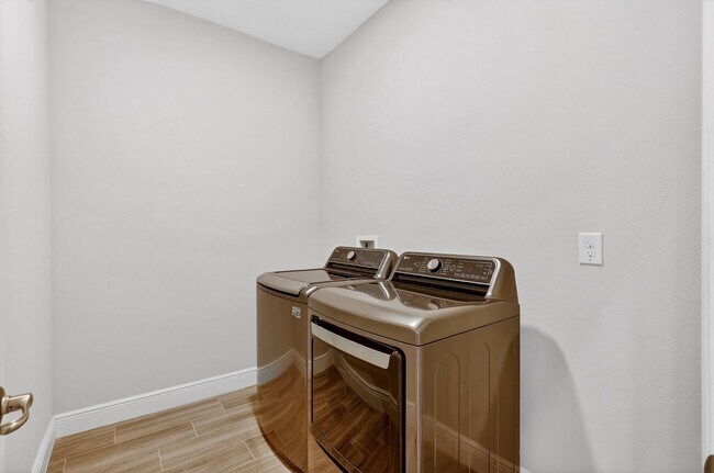 Building Photo - Modern 4-Bedroom Rental with Screened Patio & 2-Car Garage