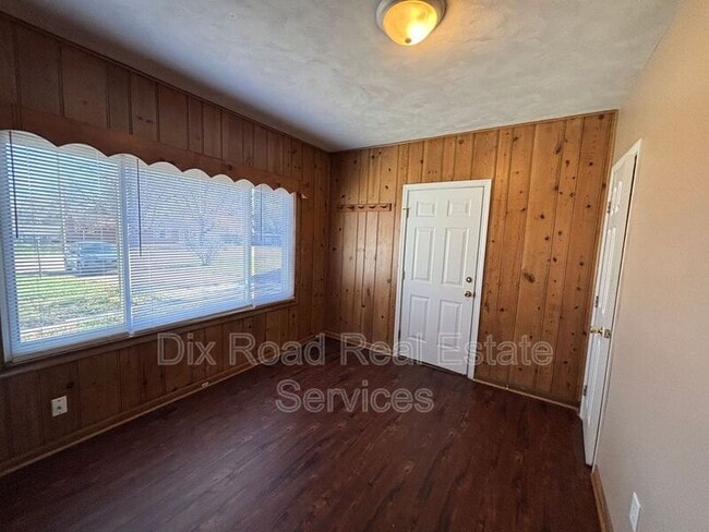 Building Photo - 110 N Heinkel Rd