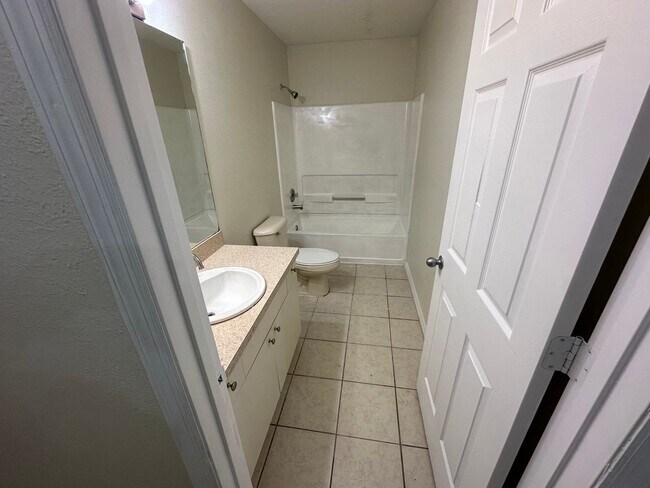 Building Photo - 3005 Hillview St