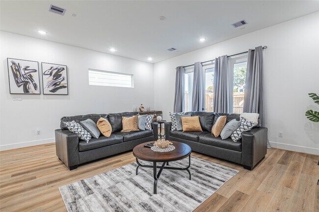 Building Photo - 3507 Ennis St