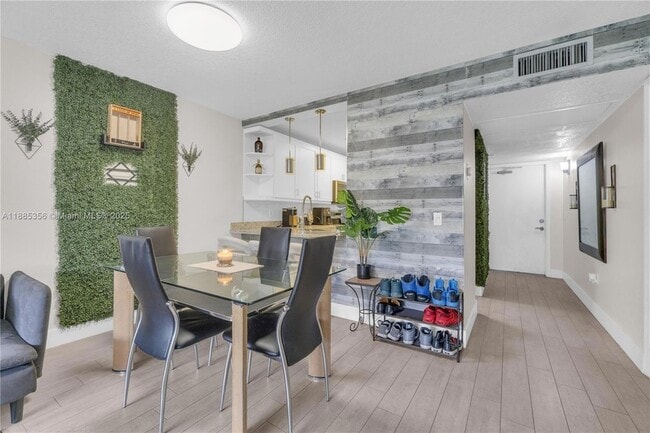 Building Photo - 9410 Poinciana Pl