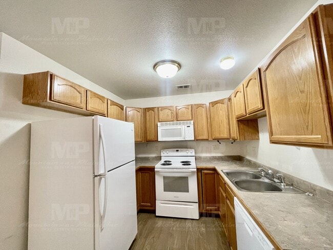 Building Photo - 3380 Saratoga St