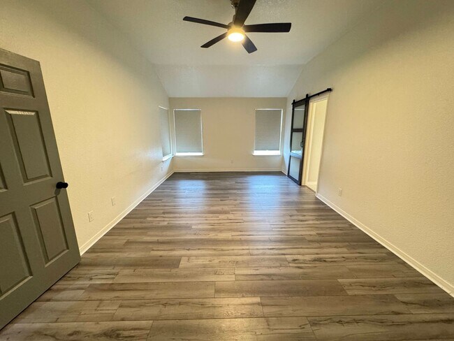 Building Photo - 2801 Southwood Dr