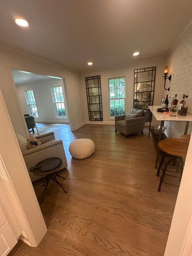 Building Photo - Fully Furnished House in West Hills – Knoxville, TN