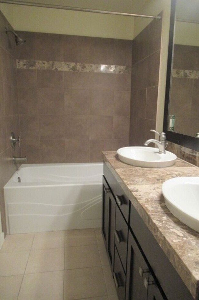 Building Photo - 2bd/2.5ba Seattle Townhome