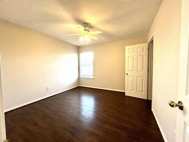 Building Photo - 3847 Landon Park Dr