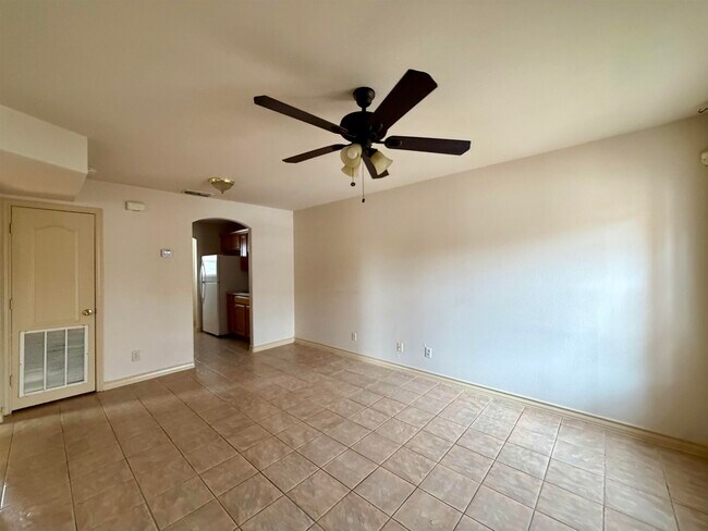 Building Photo - 419 W Eistetter St