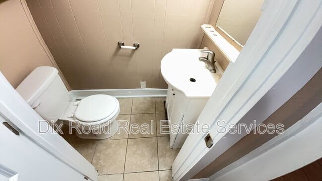 Building Photo - 2107 Queen Ave