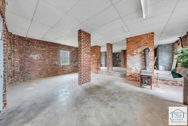 Building Photo - 611 Watt St