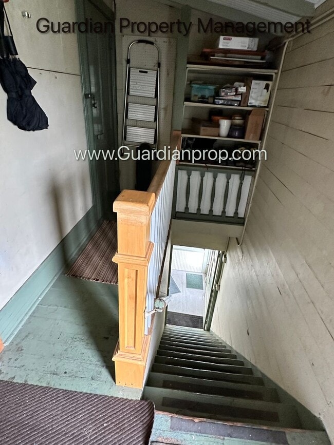 Building Photo - Northeast Spacious Upper Level Duplex, Har...