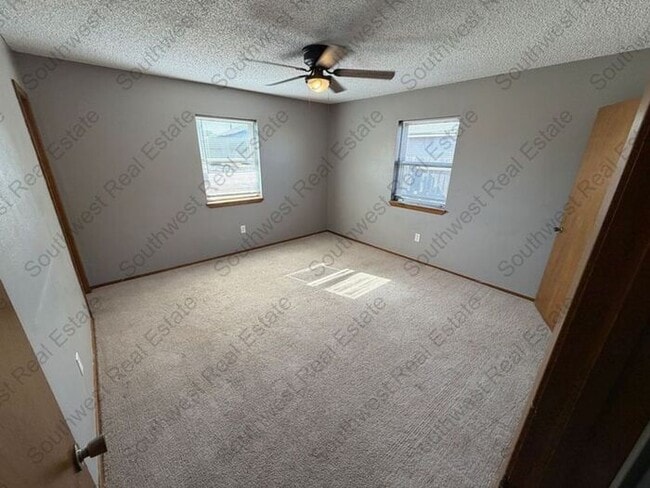 Building Photo - Spacious 3 bedrooms 2 baths home with 2 car garage