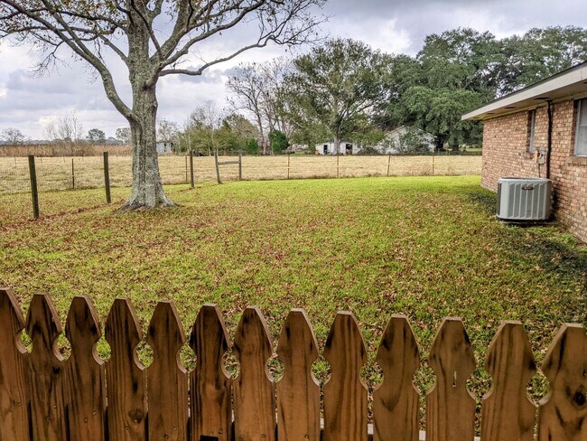 Building Photo - Charming Home Available Now!