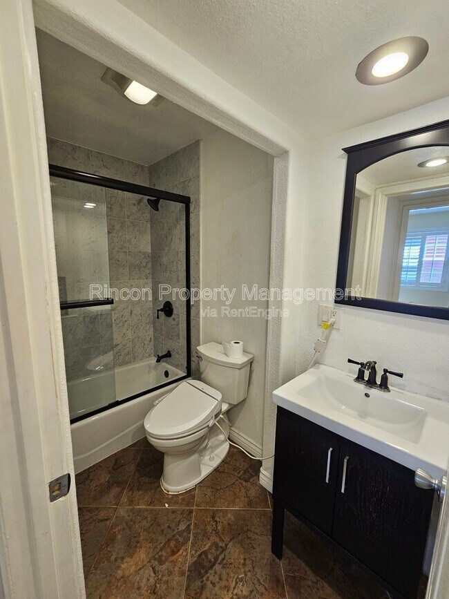 Building Photo - 2632 Captains Ave
