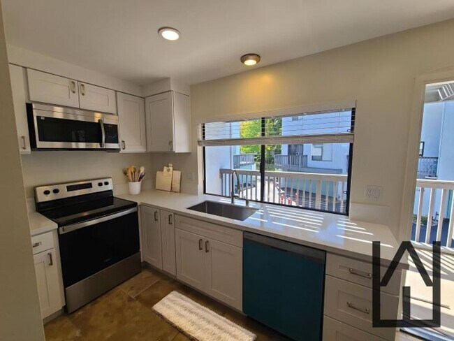 Building Photo - Spacious and remodeled 2 Bed 2.5 baths in ...