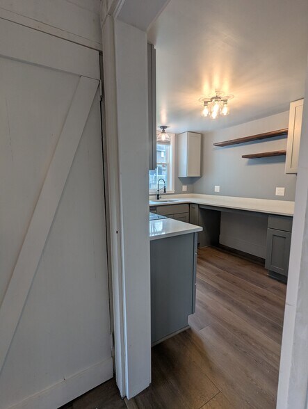 Building Photo - 511 West Alley