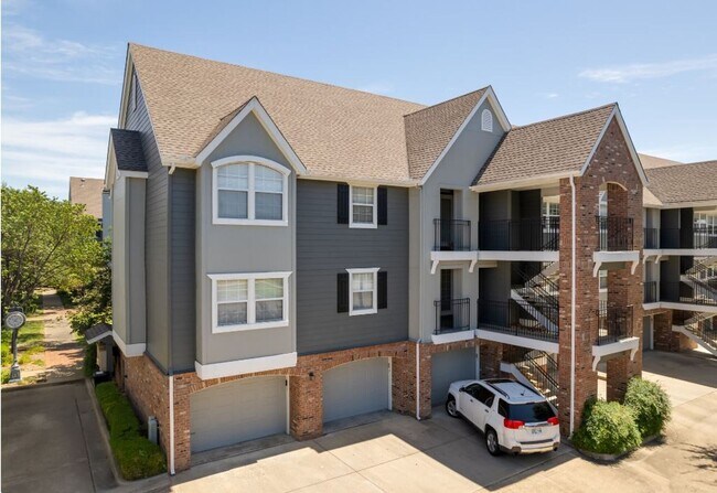 Building Photo - Beautiful large 2-bedroom 2 baths with 1 car garage in Mid Town Tulsa!!