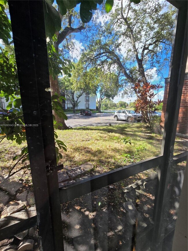 Building Photo - 3730 Inverrary Dr