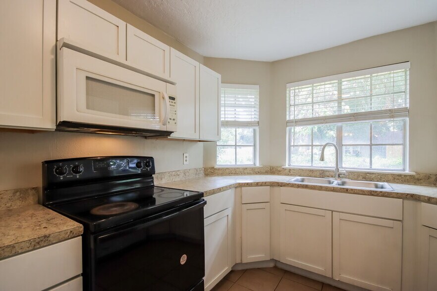 Building Photo - 8215 Eastern Bluebird Dr