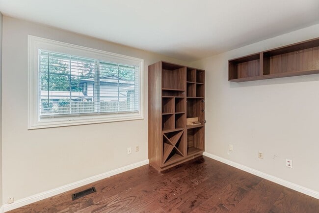 Building Photo - Amazing 4bed/2bath Home with Attached Garage in Kirkland!