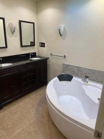 Building Photo - 627 Thomas Way