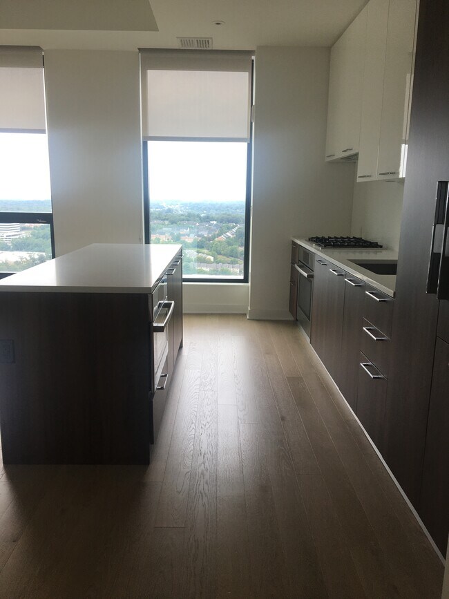 Building Photo - 1650 Silver Hill Dr