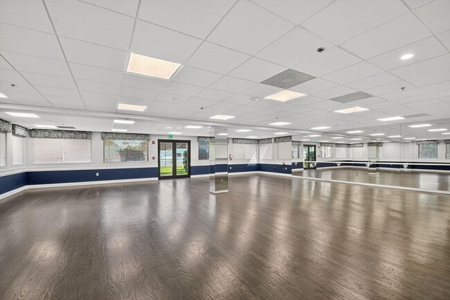 Building Photo - 6866 Huntington Ln