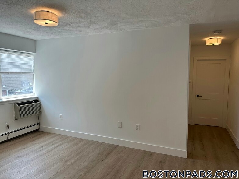 Building Photo - 740 E 7th St