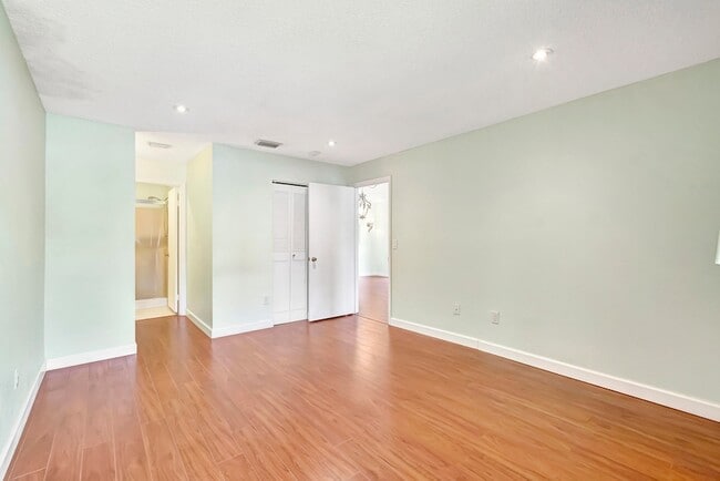 Building Photo - 351 Club Cir