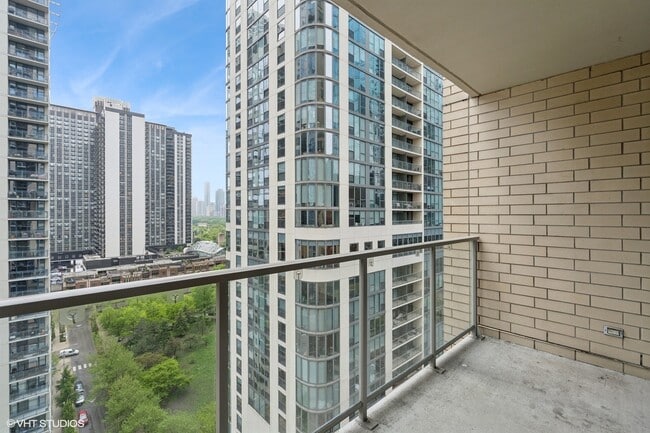 Building Photo - 420 E Waterside Dr
