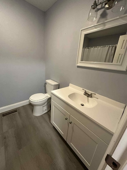 Building Photo - 824 Tanner St