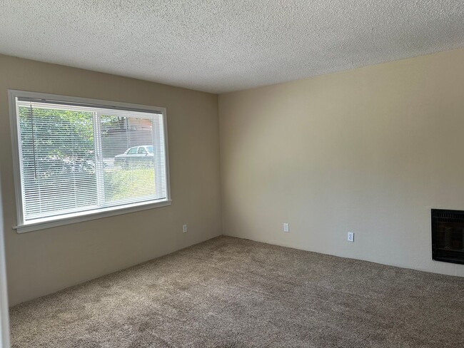 Building Photo - Well maintained home, recent upgrades, cut...
