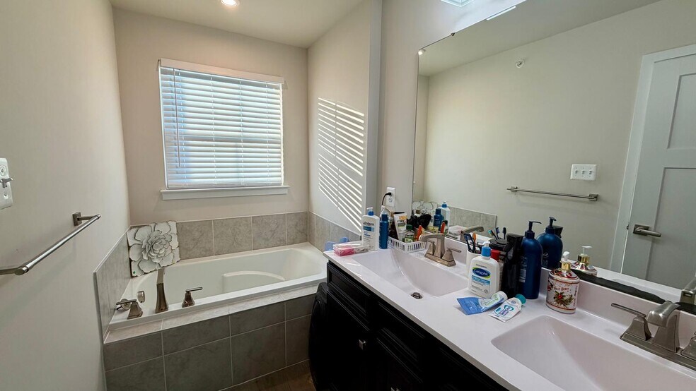 Building Photo - 6032 Goshawk St