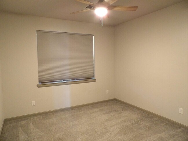 Building Photo - 3914 NE Realtree Dr