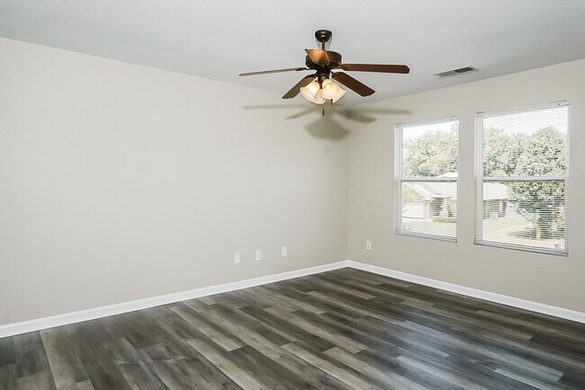 Building Photo - 3 Bedroom on Bermuda Lakes Drive