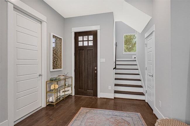 Building Photo - 407 Yale Oaks Ln