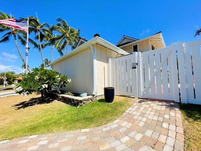 Building Photo - Dog Friendly 2/2 Kailua Duplex with one off-street parking!