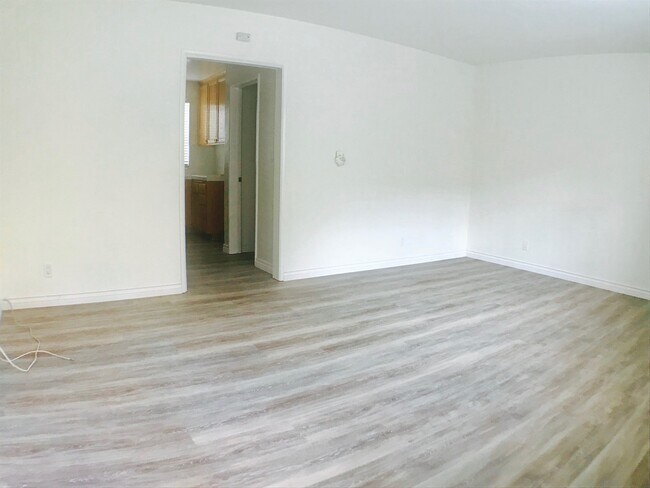 Building Photo - Large Studio with a full kitchen and Bath One Parking space included