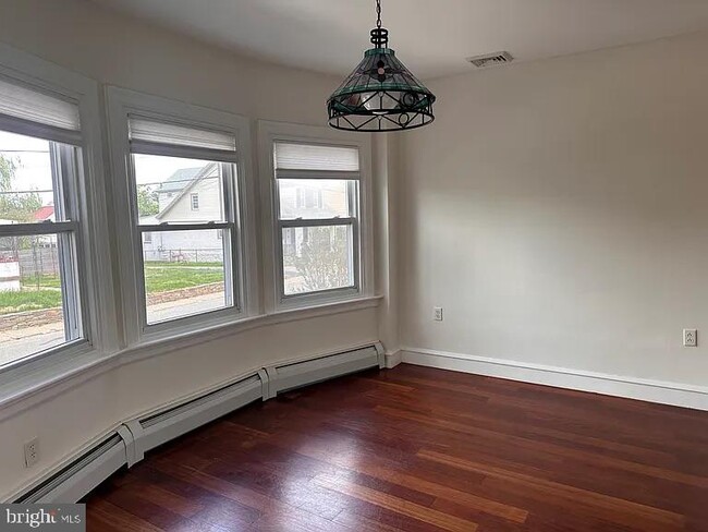 Building Photo - 229 Iona Ave