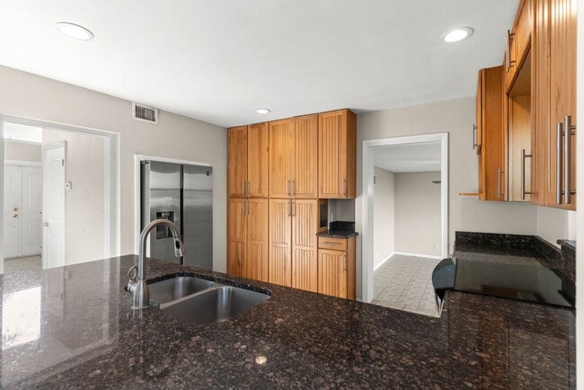Building Photo - Waterfront 3 Bedroom in Yacht Club Estates