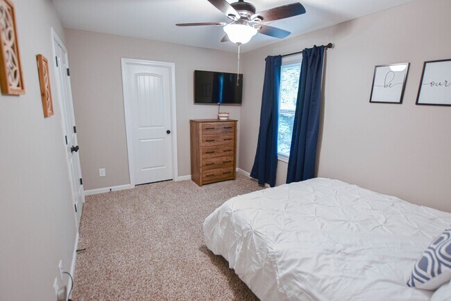 Building Photo - 219 Smithson Ln