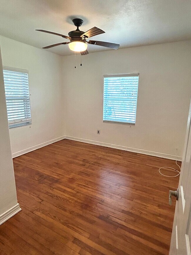 Building Photo - 3 bedroom 1 bath home with a large yard an...