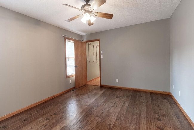 Building Photo - 1302 Look Out Ct