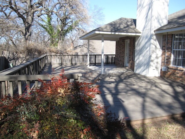 Building Photo - Beautiful three bedroom located in Briarwo...