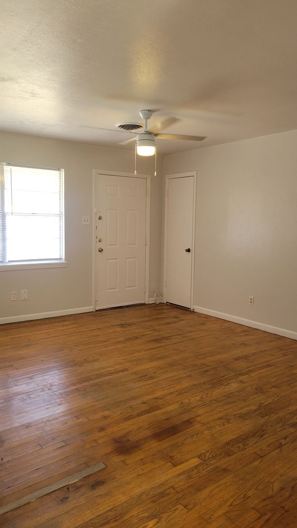 Building Photo - 615 W Avenue A
