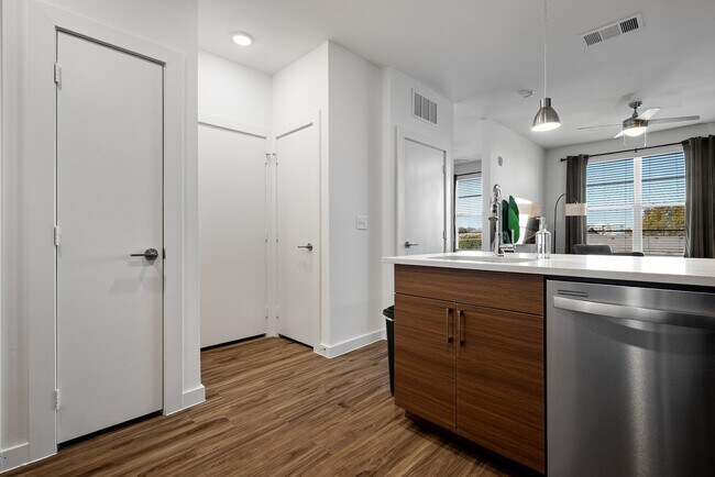 Building Photo - 2425 E Riverside Dr