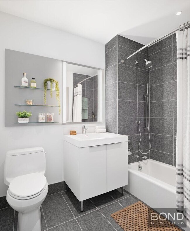 Building Photo - 555 W 38th St