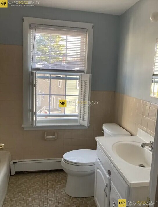 Building Photo - 10 Pine St