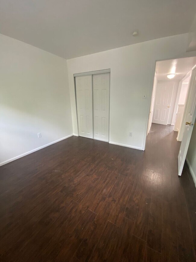 Building Photo - 303 Corinthian Ave