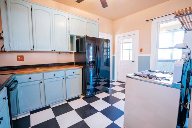 Building Photo - Charming 3-Bedroom Victorian Home in the H...